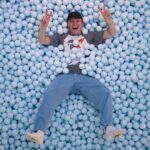 Enzo Knol Instagram - Ik vroeg vanochtend wat we konden doen in New York en color factory was een tip van 1 van jullie. Wat heb ik genoten met Myron 💖 Als jullie nog meer leuke plekjes weten? 👇🏼🇺🇸
