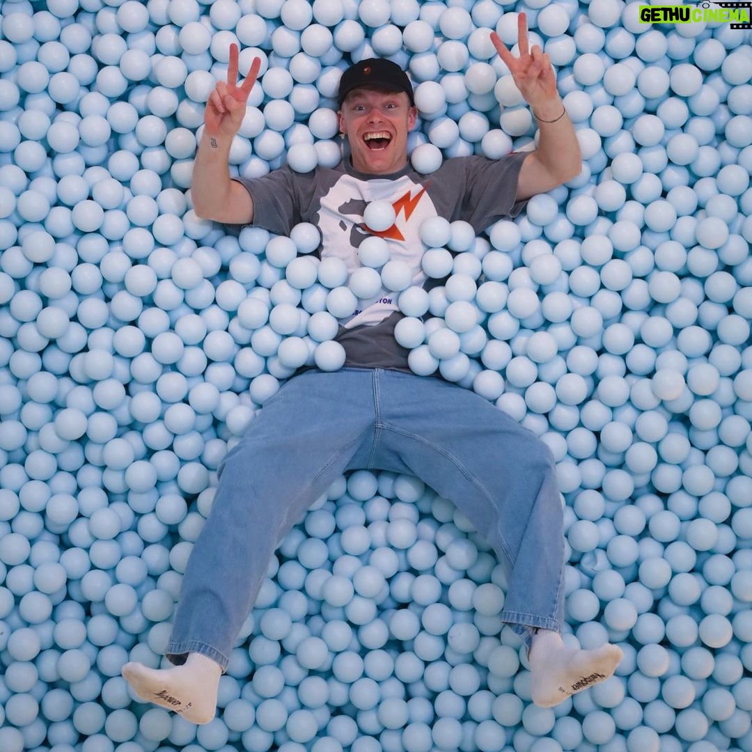 Enzo Knol Instagram - Ik vroeg vanochtend wat we konden doen in New York en color factory was een tip van 1 van jullie. Wat heb ik genoten met Myron π Als jullie nog meer leuke plekjes weten? ππΌπΊπΈ
