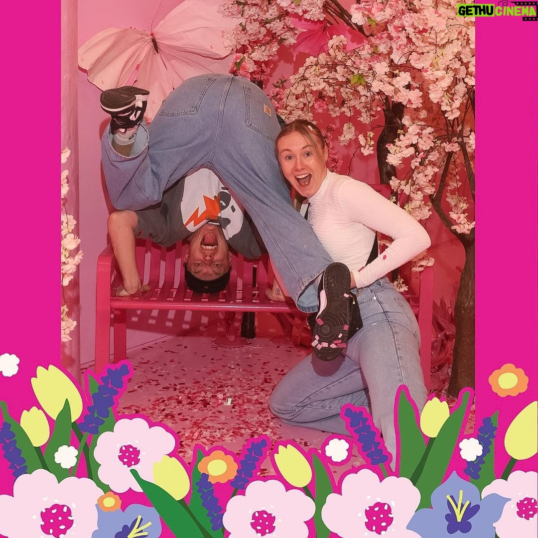 Enzo Knol Instagram - Ik vroeg vanochtend wat we konden doen in New York en color factory was een tip van 1 van jullie. Wat heb ik genoten met Myron π Als jullie nog meer leuke plekjes weten? ππΌπΊπΈ