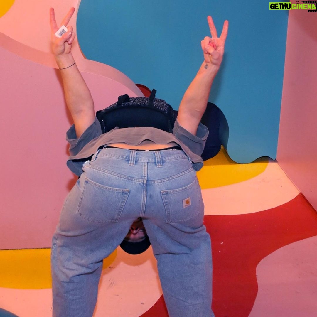 Enzo Knol Instagram - Ik vroeg vanochtend wat we konden doen in New York en color factory was een tip van 1 van jullie. Wat heb ik genoten met Myron π Als jullie nog meer leuke plekjes weten? ππΌπΊπΈ