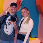 Enzo Knol Instagram - Ik vroeg vanochtend wat we konden doen in New York en color factory was een tip van 1 van jullie. Wat heb ik genoten met Myron 💖 Als jullie nog meer leuke plekjes weten? 👇🏼🇺🇸