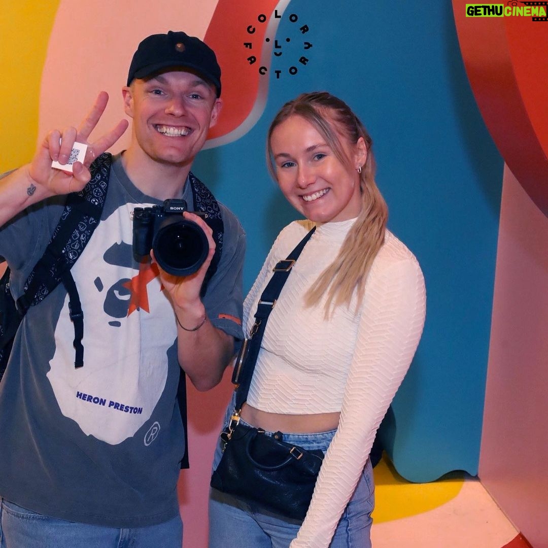 Enzo Knol Instagram - Ik vroeg vanochtend wat we konden doen in New York en color factory was een tip van 1 van jullie. Wat heb ik genoten met Myron π Als jullie nog meer leuke plekjes weten? ππΌπΊπΈ