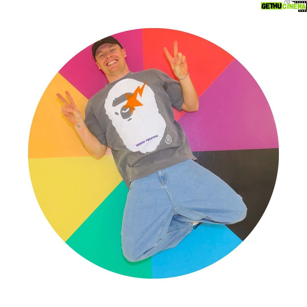 Enzo Knol Instagram - Ik vroeg vanochtend wat we konden doen in New York en color factory was een tip van 1 van jullie. Wat heb ik genoten met Myron π Als jullie nog meer leuke plekjes weten? ππΌπΊπΈ