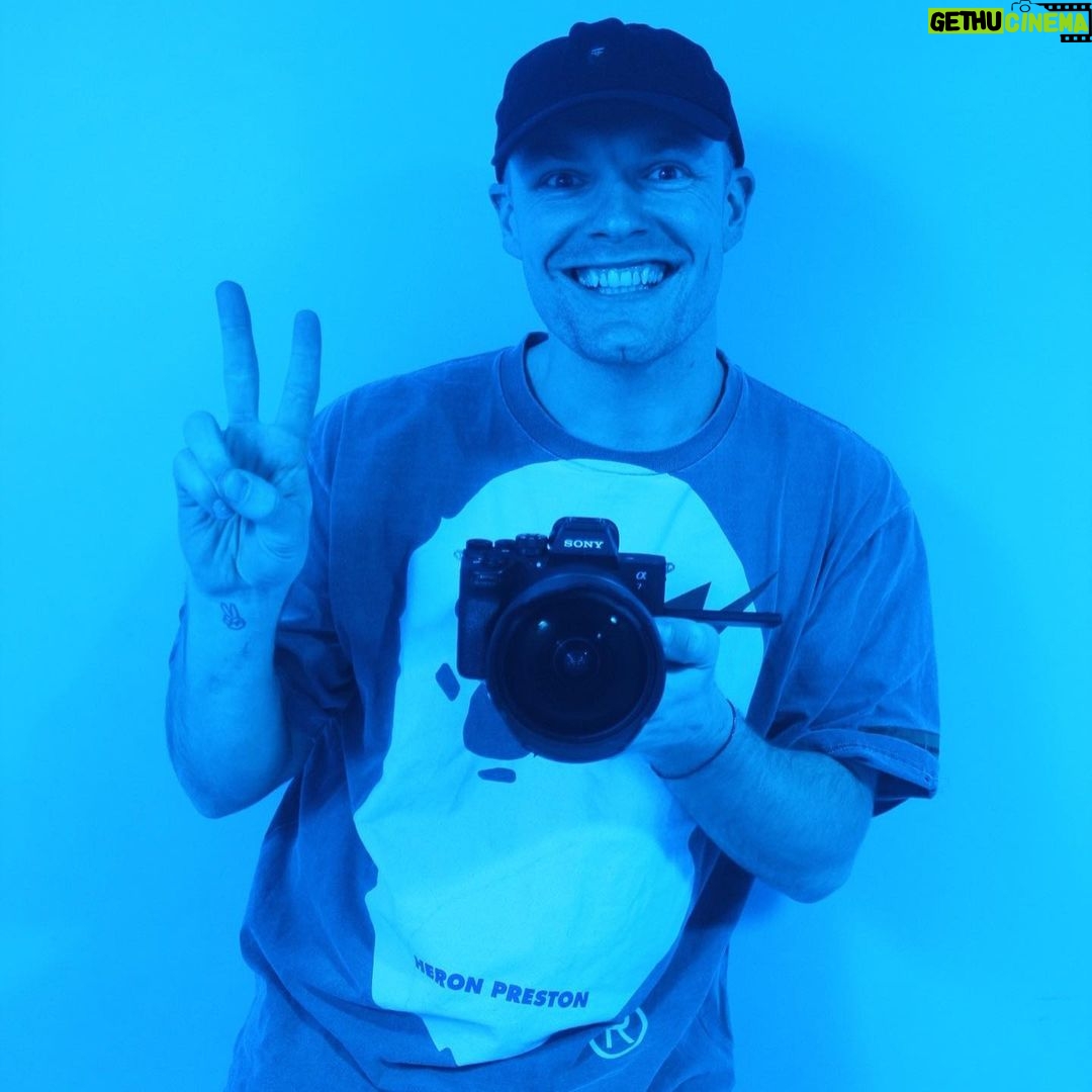 Enzo Knol Instagram - Ik vroeg vanochtend wat we konden doen in New York en color factory was een tip van 1 van jullie. Wat heb ik genoten met Myron π Als jullie nog meer leuke plekjes weten? ππΌπΊπΈ