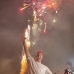 Enzo Knol Instagram - Bedankt allemaal voor de mooie momenten & het succes in 2022! Ik wens iedereen een fijne jaarwisseling & doe alsjeblieft voorzichtig. Ik heb de bril op & oordopjes in! Ik zie jullie morgen voor het eerst in 2023 in bataviastad. In mijn eigen winkel. Zou leuk zijn! En alleen morgen extra 10% korting. Dus 20% korting op alles om het jaar goed te beginnen! 🧨🎉