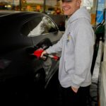 Enzo Knol Instagram - Als jij kan raden hoeveel kilometers ik PRECIES heb gereden met mijn auto op dit moment neem ik je mee voor een ritje! Het is sowieso boven de 100.000 :)