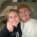 Enzo Knol Instagram - Bed in elkaar gezet bij de nieuwe woning. Ging niet helemaal soepel. Sloeg mezelf een blauw oog. Verder wel gezellig gehad. Wat doe jij met 1e kerstdag? 🎄❤️