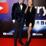 Enzo Knol Instagram - Gisteren een award in ontvangst mogen nemen voor de top 10 trending van YouTube! Bedankt voor het kijken naar al mijn video’s ❤️✌🏼🏆