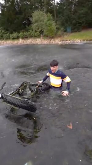 Enzo Knol Instagram - Like deze video als je wil dat wij het ijs weer gaan testen 😂🥶

Ps. Pas altijd op met ijs. Wij zijn getrainde professionals. Doe dit niet na. Het kan gevaarlijk zijn!