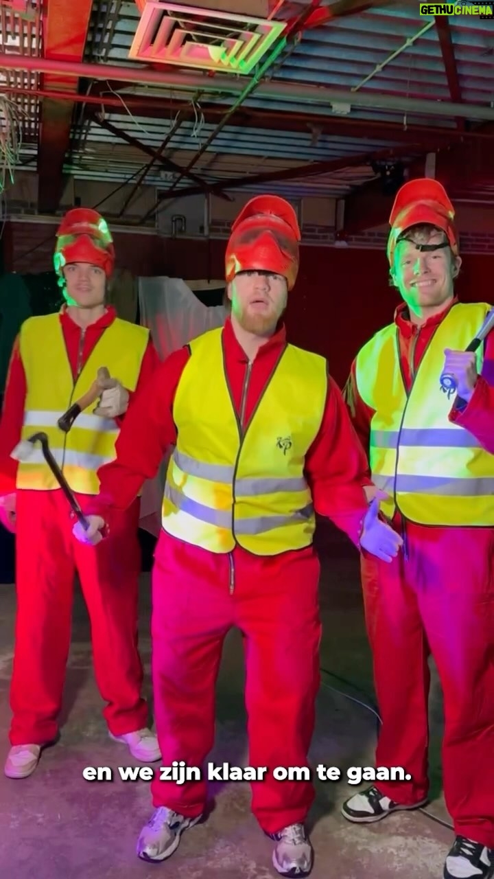 Enzo Knol Instagram - Ik heb laatst de Google Lens en Live Translate functies getest in een Rage Room met Noël en Thijs! Hoe handig zijn deze functies? Laat hieronder weten waarvoor jij deze functies zou gebruiken! #switchtopixel #teampixel #ad