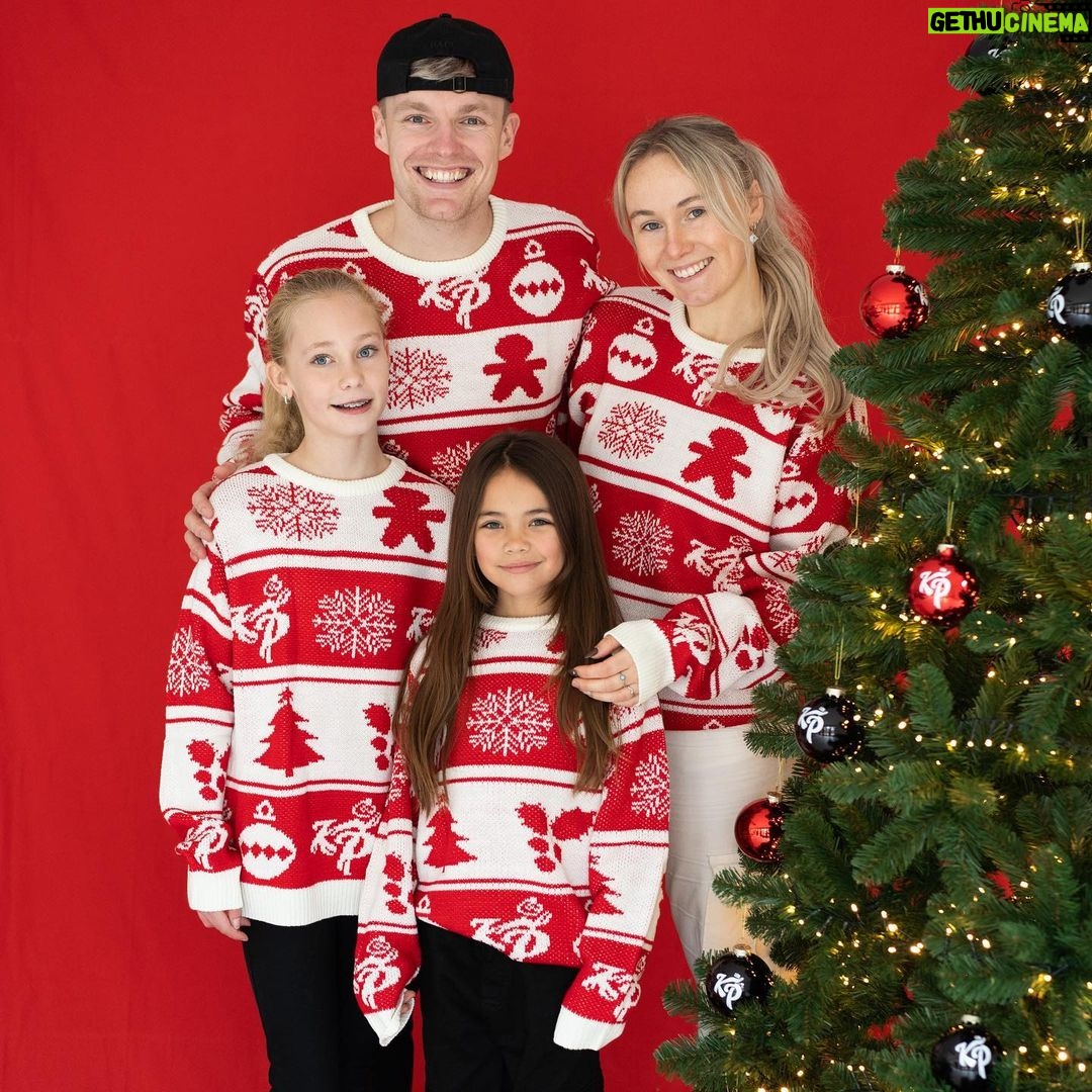 Enzo Knol Instagram - De kerst collectie van KNOLPOWER dropt vandaag om 12:00 op knolpower.nl 🎄😍 Wie heeft er nog meer zo’n zin in kerst!