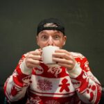 Enzo Knol Instagram - Ben je ook zo gek op warme chocolademelk met slagroom? 😍 Kerst trui is van Knolpower! 7 dec om 12:00 op knolpower.nl 🎄