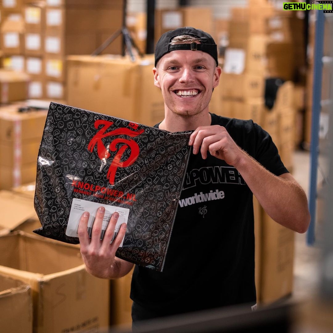 Enzo Knol Instagram - Super druk met inpakken voor black friday kortingen! Bedankt voor alle bestellingen & pak nog snel je korting want het is bijna voorbij! ❤️✌🏼knolpower.nl