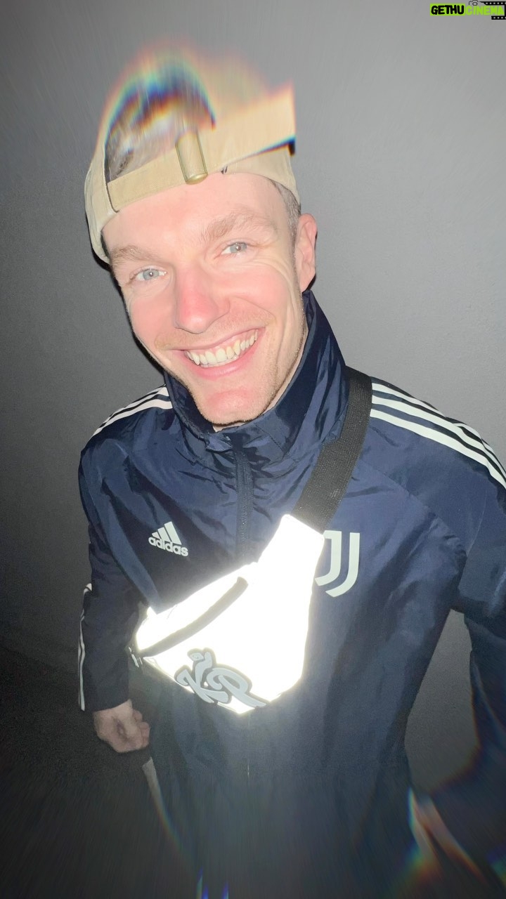 Enzo Knol Instagram - Het is snel donker buiten dus zorg ervoor dat je opvalt met deze reflective items van knolpower! De perfecte rugtas om in het donker mee te fietsen of om buiten mee te lopen. Zorg dat je altijd gezien wordt want er gebeuren te vaak ongelukken. Bekijk de nieuwste collectie + black friday korting op knolpower.nl 🎉