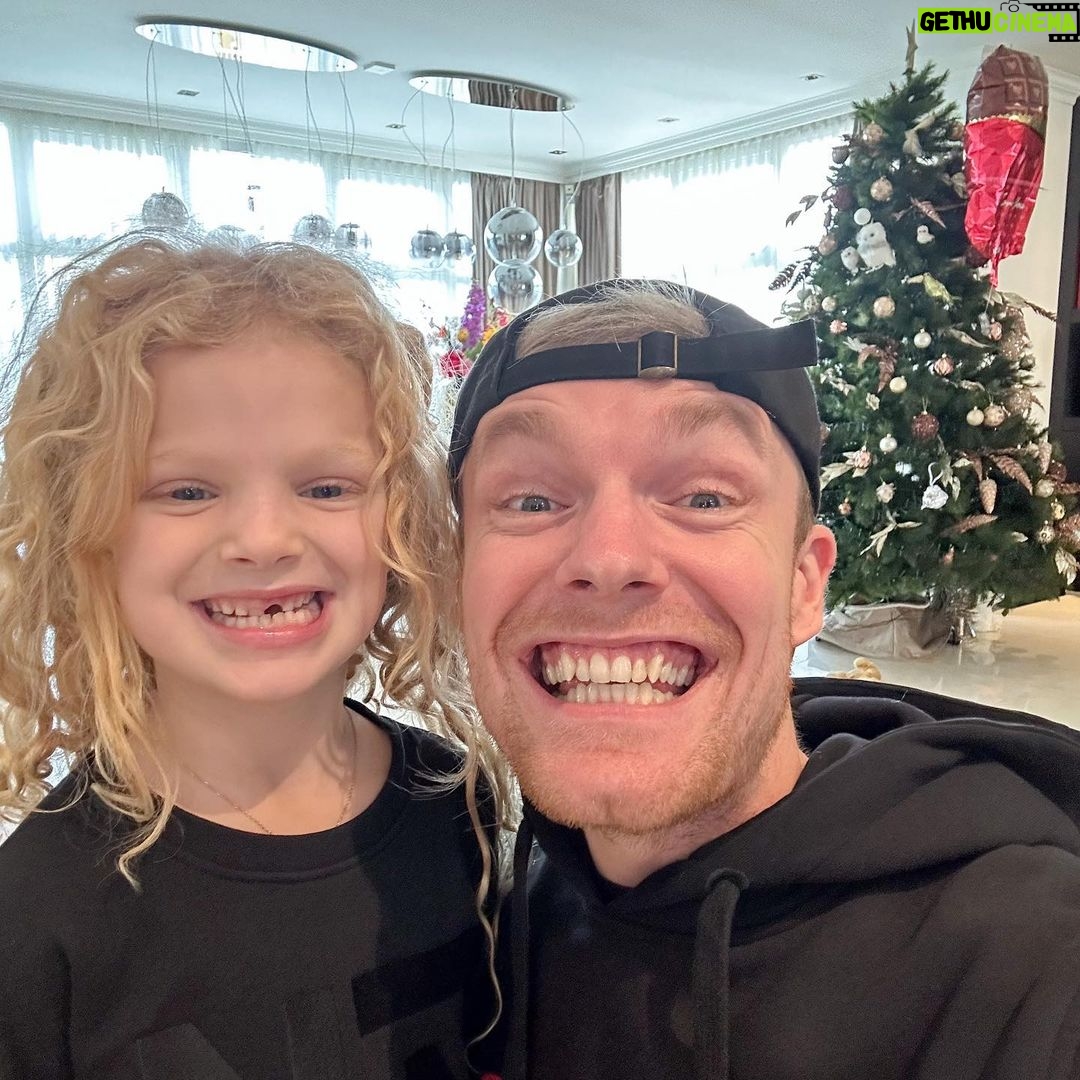 Enzo Knol Instagram - EINDELIJK DE TAND ERUIT 🦷 Ze is zo blij haha super schattig ❤️