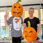 Enzo Knol Instagram - Het is een traditie geworden om dit elk jaar met mijn broer te doen. Vandaag om 17:00 de pompoen carving video online! 🎃 @milanknol