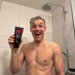 Enzo Knol Instagram - Lekker douchen doe je met Knolpower shower gel 😏 💦 Straks op KNOLPOWER.NL nieuwe drop! Verschillende items & de Peace collectie 2.0 ✌🏼