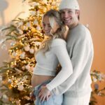 Enzo Knol Instagram - we hebben de afgelopen tijd een geheimpje bewaard! wat zijn we blij en trots, wij worden papa & mama!👼🏼🤍