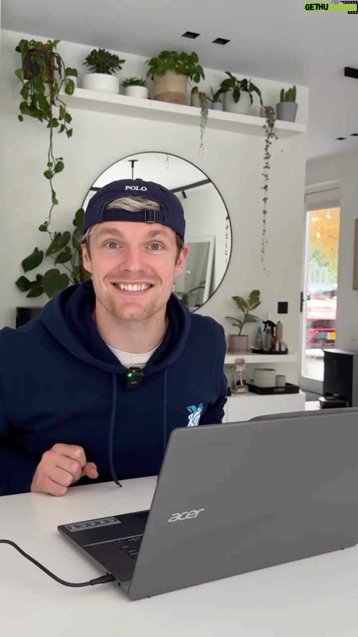 Enzo Knol Instagram - De feestdagen beginnen vroeg! Ik ben de uitdaging aangegaan om het perfecte cadeau voor Rutger Vink te vinden binnen 30 minuten. Laat me weten wat jij zou kiezen in de reacties hieronder! #chromebookchallenge #ad