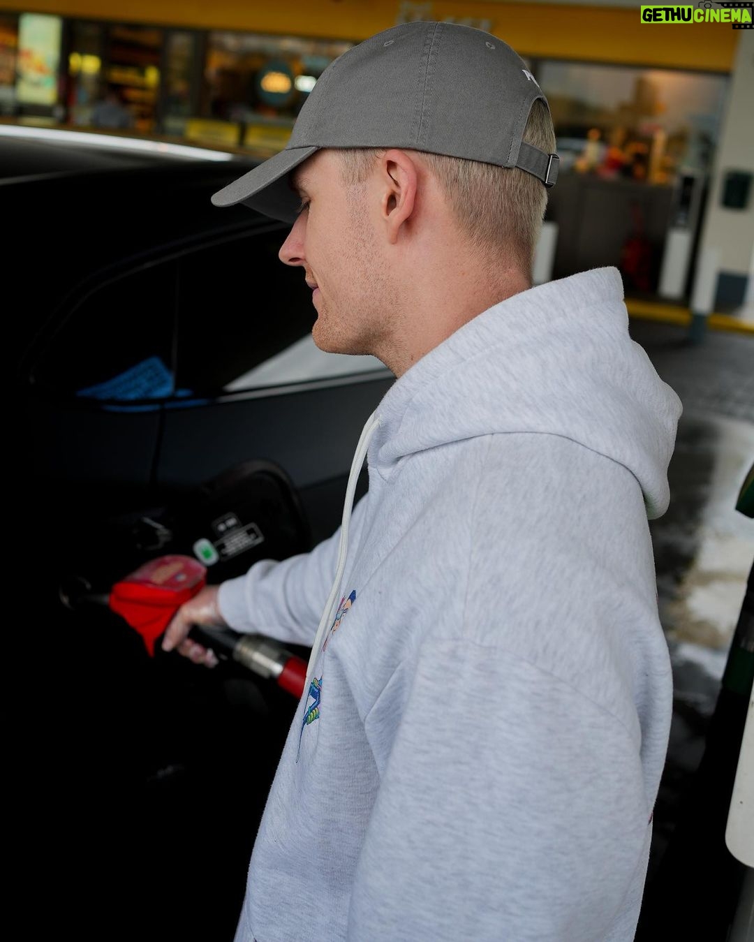 Enzo Knol Instagram - Als jij kan raden hoeveel kilometers ik PRECIES heb gereden met mijn auto op dit moment neem ik je mee voor een ritje! Het is sowieso boven de 100.000 :)