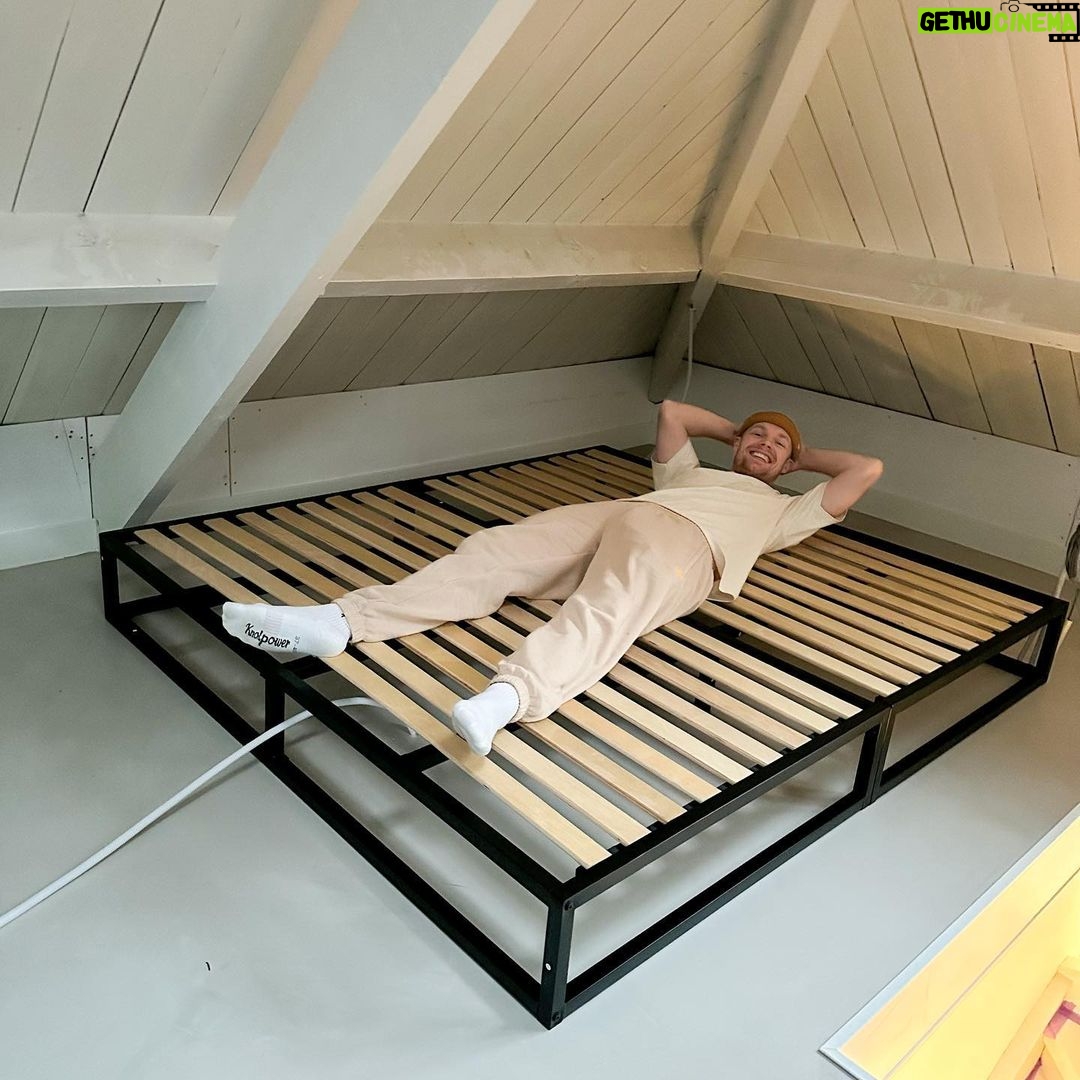 Enzo Knol Instagram - Bed in elkaar gezet bij de nieuwe woning. Ging niet helemaal soepel. Sloeg mezelf een blauw oog. Verder wel gezellig gehad. Wat doe jij met 1e kerstdag? 🎄❤️