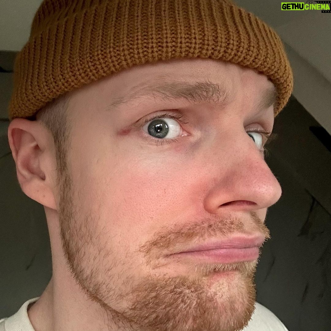 Enzo Knol Instagram - Bed in elkaar gezet bij de nieuwe woning. Ging niet helemaal soepel. Sloeg mezelf een blauw oog. Verder wel gezellig gehad. Wat doe jij met 1e kerstdag? 🎄❤️
