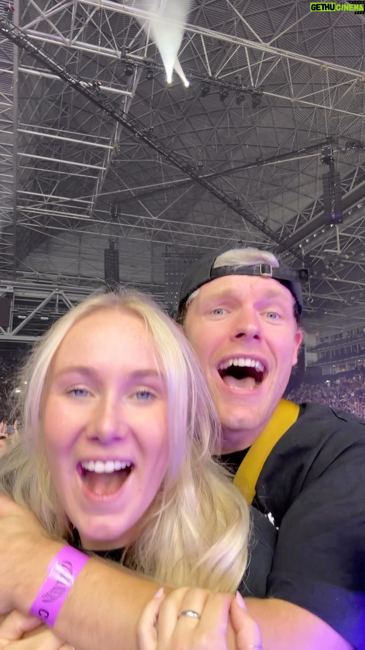 Enzo Knol Instagram - HAPPY LOVELY VIBES bij the streamers vandaag ❤️✌🏼