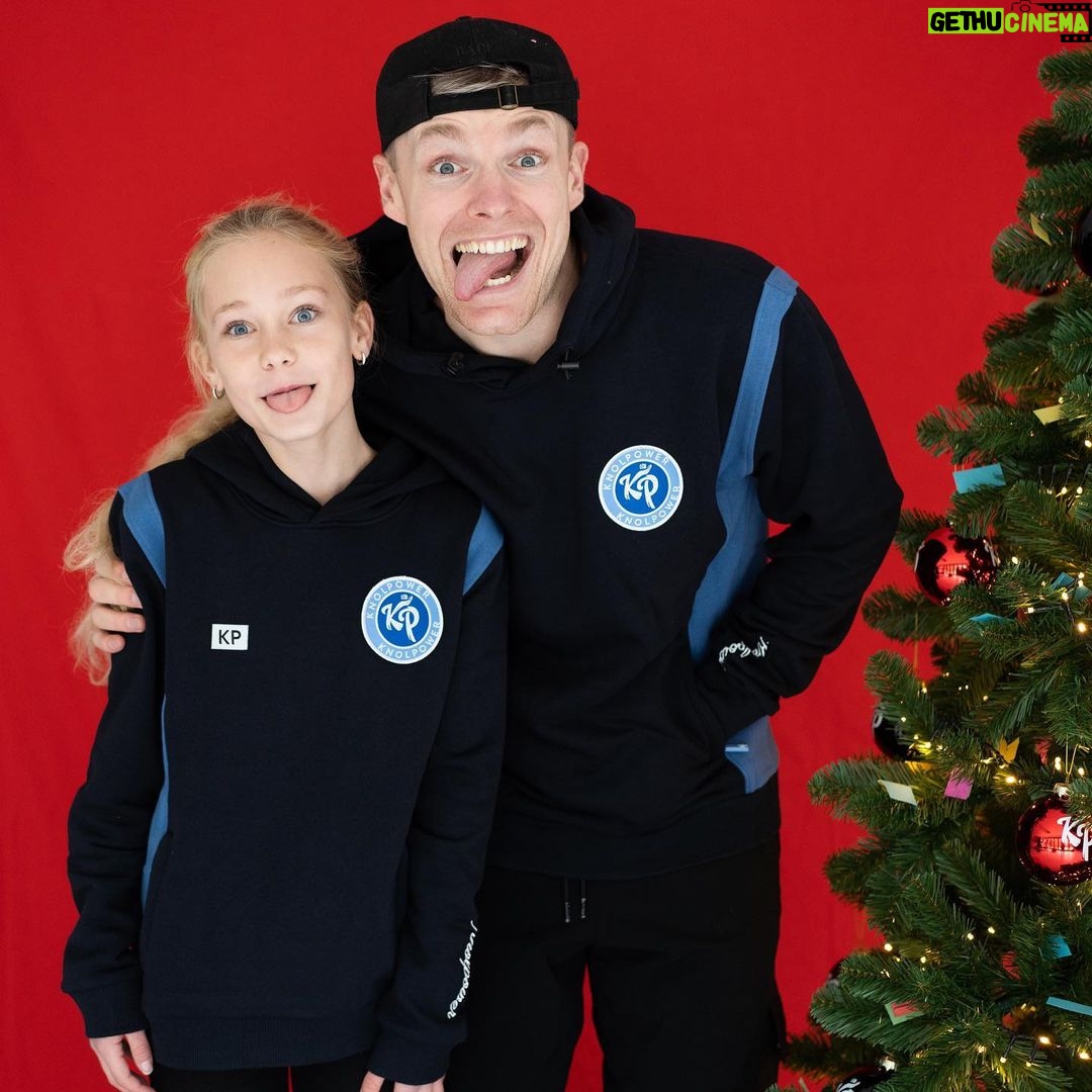Enzo Knol Instagram - De kerst collectie van KNOLPOWER dropt vandaag om 12:00 op knolpower.nl 🎄😍 Wie heeft er nog meer zo’n zin in kerst!