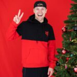 Enzo Knol Instagram - De kerst collectie van KNOLPOWER dropt vandaag om 12:00 op knolpower.nl 🎄😍 Wie heeft er nog meer zo’n zin in kerst!