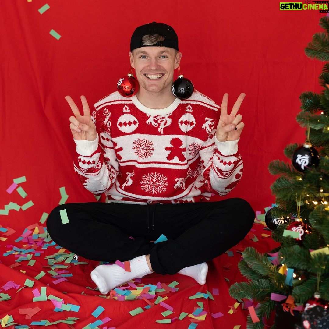 Enzo Knol Instagram - De kerst collectie van KNOLPOWER dropt vandaag om 12:00 op knolpower.nl 🎄😍 Wie heeft er nog meer zo’n zin in kerst!