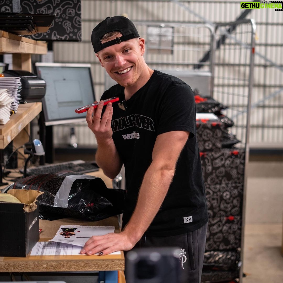 Enzo Knol Instagram - Super druk met inpakken voor black friday kortingen! Bedankt voor alle bestellingen & pak nog snel je korting want het is bijna voorbij! ❤️✌🏼knolpower.nl
