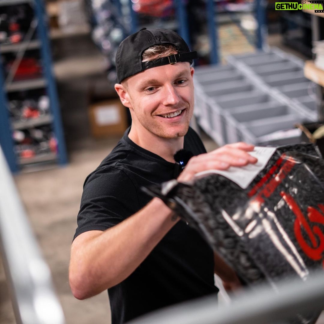 Enzo Knol Instagram - Super druk met inpakken voor black friday kortingen! Bedankt voor alle bestellingen & pak nog snel je korting want het is bijna voorbij! ❤️✌🏼knolpower.nl