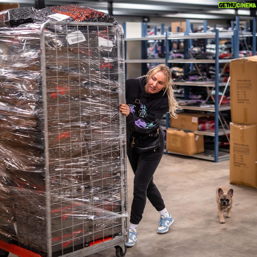 Enzo Knol Instagram - Super druk met inpakken voor black friday kortingen! Bedankt voor alle bestellingen & pak nog snel je korting want het is bijna voorbij! ❤️✌🏼knolpower.nl