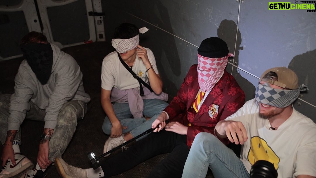 Enzo Knol Instagram - Halloween spooktocht escape room ge-upload op YouTube! Ga hem nu checken 👻💀 Link in bio!