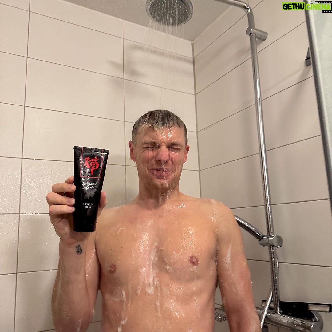 Enzo Knol Instagram - Lekker douchen doe je met Knolpower shower gel 😏 💦 Straks op KNOLPOWER.NL nieuwe drop! Verschillende items & de Peace collectie 2.0 ✌🏼