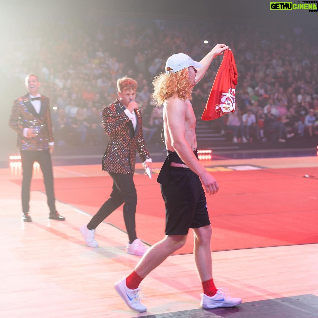 Enzo Knol Instagram - Terugblik op de Enzolympics live 2022! Wat was dit een super vette dag 🎉 De aftermovie staat nu online op mijn YouTube kanaal, ga er snel heen en geniet van de show! 🔥 Ps. Hoe fijn is de laatste foto ❤️ 📸 @byanoukboonstra Tip: kijk de aftermovie af tot het einde..🤐
