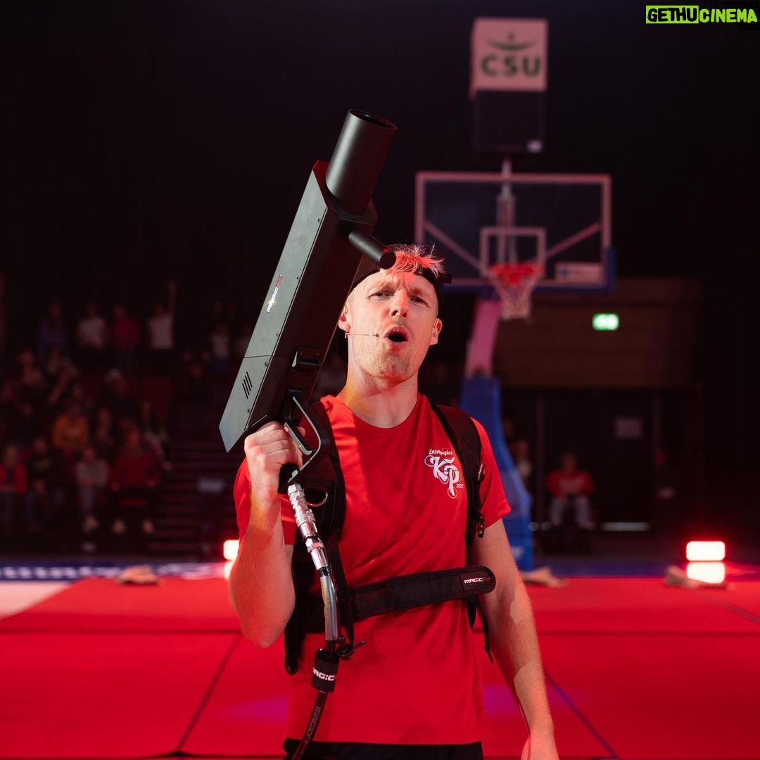 Enzo Knol Instagram - Terugblik op de Enzolympics live 2022! Wat was dit een super vette dag 🎉 De aftermovie staat nu online op mijn YouTube kanaal, ga er snel heen en geniet van de show! 🔥 Ps. Hoe fijn is de laatste foto ❤️ 📸 @byanoukboonstra Tip: kijk de aftermovie af tot het einde..🤐