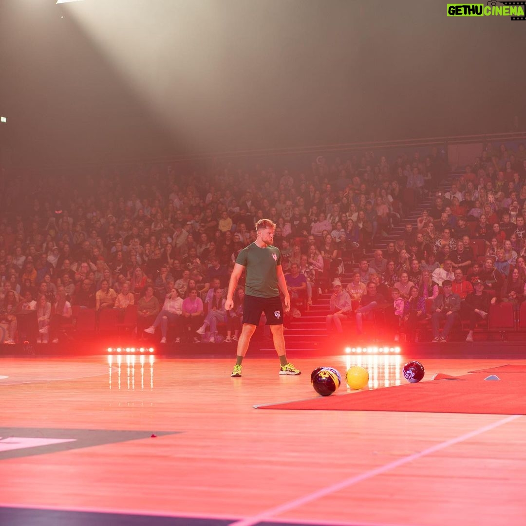 Enzo Knol Instagram - De Enzolympics live 2022 is een feit ✌🏼Wat een ongelooflijk spektakel. Een uitverkochte zaal met echt een fantastisch live publiek! Om kippenvel van te krijgen. Het was een dag om nooit meer te vergeten. Shoutout naar alle mensen die dit mogelijk hebben gemaakt en naar alle deelnemers. Swipe opzij om een beeld te krijgen van deze vette show! Er volgen nog meer foto’s & video’s deze week! Waaronder een dikke aftermovie ❤️👏🏼 📸 @anoukboonstra