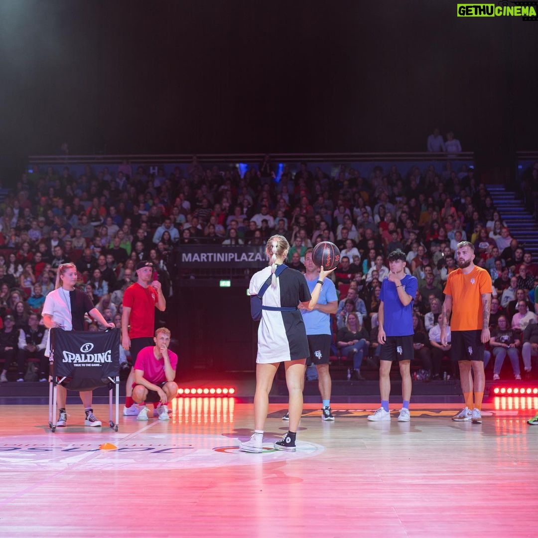 Enzo Knol Instagram - De Enzolympics live 2022 is een feit ✌🏼Wat een ongelooflijk spektakel. Een uitverkochte zaal met echt een fantastisch live publiek! Om kippenvel van te krijgen. Het was een dag om nooit meer te vergeten. Shoutout naar alle mensen die dit mogelijk hebben gemaakt en naar alle deelnemers. Swipe opzij om een beeld te krijgen van deze vette show! Er volgen nog meer foto’s & video’s deze week! Waaronder een dikke aftermovie ❤️👏🏼 📸 @anoukboonstra