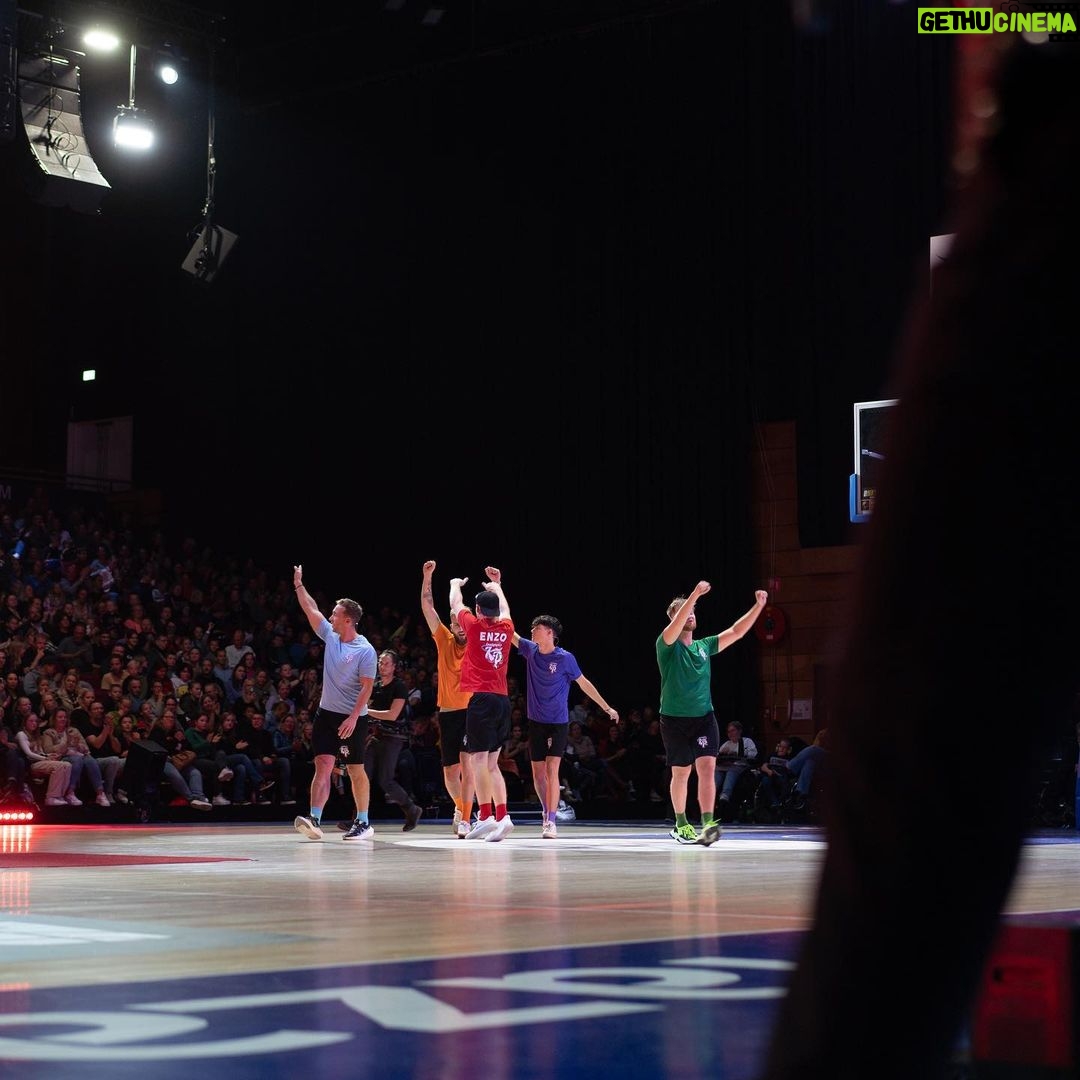 Enzo Knol Instagram - De Enzolympics live 2022 is een feit ✌🏼Wat een ongelooflijk spektakel. Een uitverkochte zaal met echt een fantastisch live publiek! Om kippenvel van te krijgen. Het was een dag om nooit meer te vergeten. Shoutout naar alle mensen die dit mogelijk hebben gemaakt en naar alle deelnemers. Swipe opzij om een beeld te krijgen van deze vette show! Er volgen nog meer foto’s & video’s deze week! Waaronder een dikke aftermovie ❤️👏🏼 📸 @anoukboonstra
