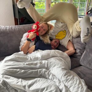 Enzo Knol Instagram - Myron is geopereerd in het ziekenhuis aan haar schouder. Dit zorgt ervoor dat ze 6 weken verplicht met een sling moet lopen. Ik ben zelf sinds een paar dagen ziek en krijg niks naar binnen. En toen ik het probeerde kwam het er weer uit. Beide kanten. Sorry, teveel info….
Anyways, we hebben elkaar dus we vermaken ons wel. Zoals altijd. Als we maar samen zijn ♥️🫶🏼