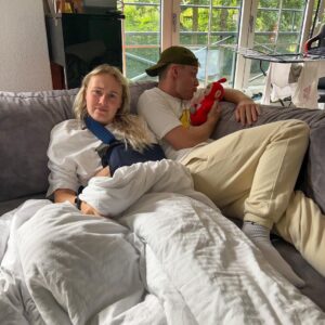 Enzo Knol Instagram - Myron is geopereerd in het ziekenhuis aan haar schouder. Dit zorgt ervoor dat ze 6 weken verplicht met een sling moet lopen. Ik ben zelf sinds een paar dagen ziek en krijg niks naar binnen. En toen ik het probeerde kwam het er weer uit. Beide kanten. Sorry, teveel info….
Anyways, we hebben elkaar dus we vermaken ons wel. Zoals altijd. Als we maar samen zijn ♥️🫶🏼