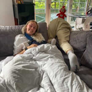 Enzo Knol Instagram - Myron is geopereerd in het ziekenhuis aan haar schouder. Dit zorgt ervoor dat ze 6 weken verplicht met een sling moet lopen. Ik ben zelf sinds een paar dagen ziek en krijg niks naar binnen. En toen ik het probeerde kwam het er weer uit. Beide kanten. Sorry, teveel info….
Anyways, we hebben elkaar dus we vermaken ons wel. Zoals altijd. Als we maar samen zijn ♥️🫶🏼