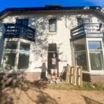 Enzo Knol Instagram - Wanneer gaan jullie verhuizen? De meest gestelde vraag. Dat weten we helaas nog steeds niet. Laten we het erop houden dat niet alles volgens planning is gegaan en veel dingen anders zijn gegaan dan we hadden gehoopt. Maar als het eenmaal af is weet ik zeker dat we dit allemaal vergeten en dan volop kunnen genieten van de nieuwe woning! Meer updates volgen in de vlogs ✌🏼