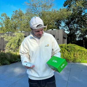 Enzo Knol Instagram - Ik mag van KPN de nieuwe iPhone 15 pro weggeven! Wie verdiend deze? Tag je vriend of vriendin 👇🏼 
Ps. Je moet het account van @kpn volgen om te winnen & als de 30.000 volgers bereikt zijn maak ik de winnaar vanavond al bekend! 💚 #ad