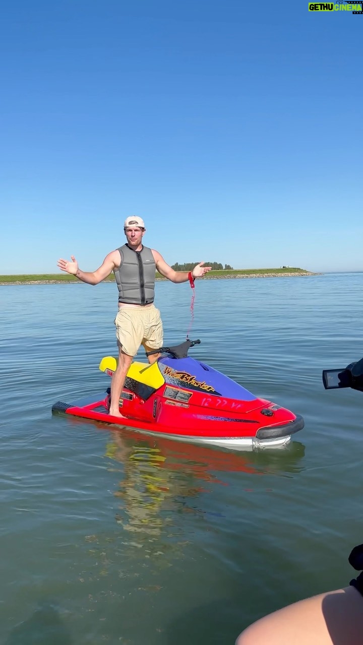 Enzo Knol Instagram - Super dikke waterscooter uit 1998 🚀 Het was nogal een opgave om hem onder controle te krijgen maar als je weet hoe die werkt dan gaat die als een raket! Meer hiervan in de vlog vanmiddag ✌🏼