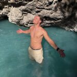 Enzo Knol Instagram - Op de foto ziet het er uit als een heerlijk bad maar dit water stonk zo erg 😂 Het is een natuurlijk warm bad in de bergen. Geen idee waarom het zo stonk trouwens. Was wel een vibe alsnog :)