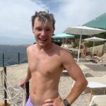 Enzo Knol Instagram - Vandaag de eerste dag van onze reis in Albanië online! En ik kan je vertellen, dat ging niet meteen helemaal soepel 😅 Vanmiddag om 16:00 online! ✌🏼 Ps. Deze plek is open gezet door het hotel om van te springen. Spring nooit zomaar van een rots. Bedankt. Vlora, Vlorë, Albania