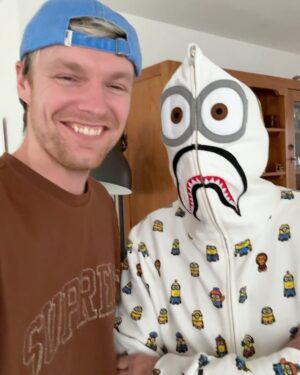 Enzo Knol Instagram - Deze foto’s & filmpjes laten zien hoe close ik ben met mijn opa & oma. En met hoeveel plezier ik van kleins af aan tot nu mijn 30e langs ben gegaan. En ook zeker zal blijven doen. Alleen dan zonder opa. En dat doet zoveel pijn. Want het is ook zo snel gegaan. Gelukkig nog de kans gekregen om je meerdere keren te zien en mooie gesprekken te voeren, en zelfs nog te kunnen lachen. Zonder opa was er geen Enzo Knol, zonder opa was ik al lang verloren. Jij bent er altijd voor mij geweest en ik heb geprobeerd om zoveel mogelijk liefde terug te geven. Wat hebben we veel moois meegemaakt de afgelopen jaren. Ik hield je altijd op de hoogte van wat ik aan het doen was. En dan kreeg ik vaak als reactie terug dat je zo trots op me was en dat jij je verheugde om mij weer te zien in het mooie Assen. Samen met Myron natuurlijk. En daar verheugde wij ons ook op. Opa, je zal enorm gemist worden, door familie, vrienden, en ook zeker alle fans die gek op jou zijn geworden door alle YouTube jaren heen. Rust zacht ❤️