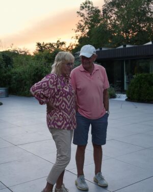 Enzo Knol Instagram - Deze foto’s & filmpjes laten zien hoe close ik ben met mijn opa & oma. En met hoeveel plezier ik van kleins af aan tot nu mijn 30e langs ben gegaan. En ook zeker zal blijven doen. Alleen dan zonder opa. En dat doet zoveel pijn. Want het is ook zo snel gegaan. Gelukkig nog de kans gekregen om je meerdere keren te zien en mooie gesprekken te voeren, en zelfs nog te kunnen lachen. Zonder opa was er geen Enzo Knol, zonder opa was ik al lang verloren. Jij bent er altijd voor mij geweest en ik heb geprobeerd om zoveel mogelijk liefde terug te geven. Wat hebben we veel moois meegemaakt de afgelopen jaren. Ik hield je altijd op de hoogte van wat ik aan het doen was. En dan kreeg ik vaak als reactie terug dat je zo trots op me was en dat jij je verheugde om mij weer te zien in het mooie Assen. Samen met Myron natuurlijk. En daar verheugde wij ons ook op. Opa, je zal enorm gemist worden, door familie, vrienden, en ook zeker alle fans die gek op jou zijn geworden door alle YouTube jaren heen. Rust zacht ❤️
